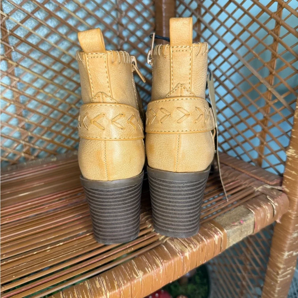 New with tags Frye and Co. Womens Palma Stacked Heel Booties Women’s size 6